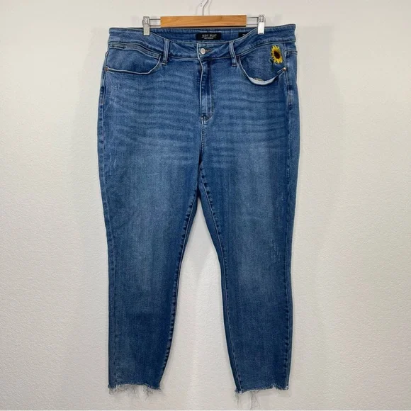 Judy Blue High Rise Relaxed Fit Sunflower Embroidered‎ size 22W - Picture 2 of 10